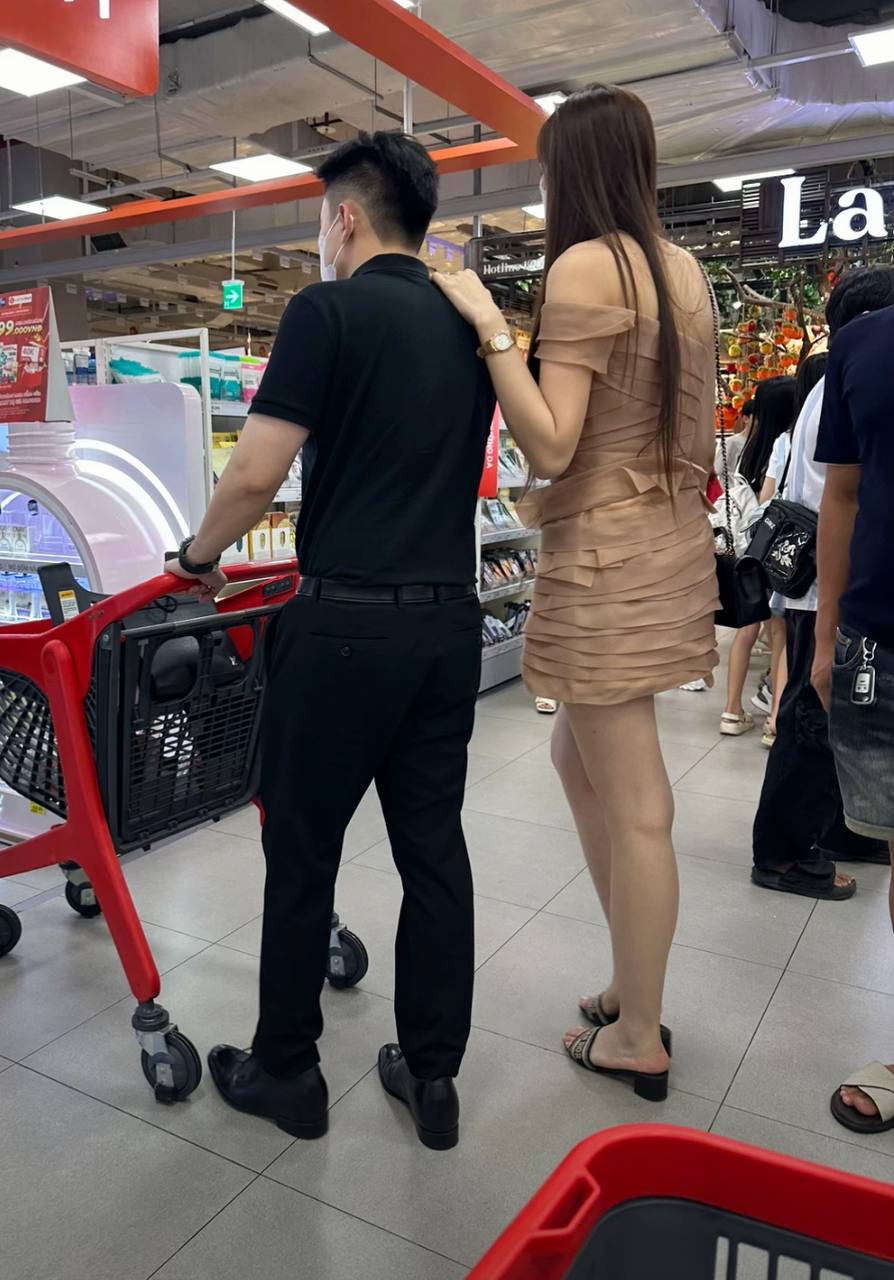Nhìn 1 chi tiết trong bức ảnh bị chụp lén mới hiểu vì sao Đỗ Thị Hà được chọn làm dâu hào môn!- Ảnh 1.