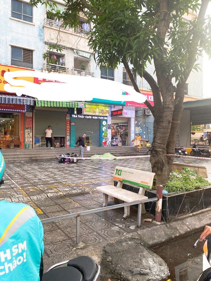 Người phụ nữ tử vong khi rơi từ tầng cao chung cư ở Hà Nội- Ảnh 1.