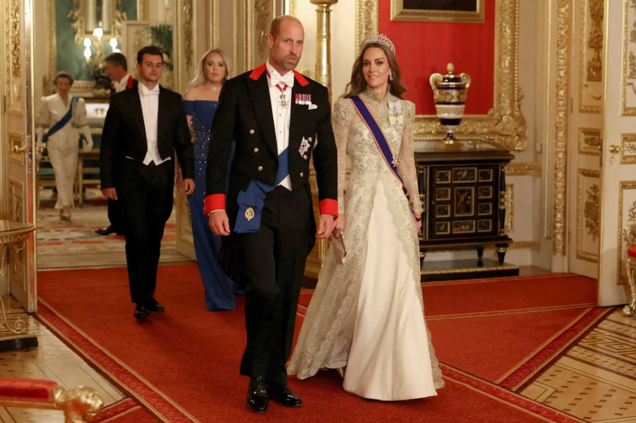 Đẳng cấp “nữ chính”: Kate Middleton lộng lẫy váy vàng, đội vương miện huyền thoại tại quốc yến Windsor- Ảnh 1. Đẳng cấp “nữ chính”: Kate Middleton lộng lẫy váy vàng, đội vương miện huyền thoại tại quốc yến Windsor- Ảnh 1.