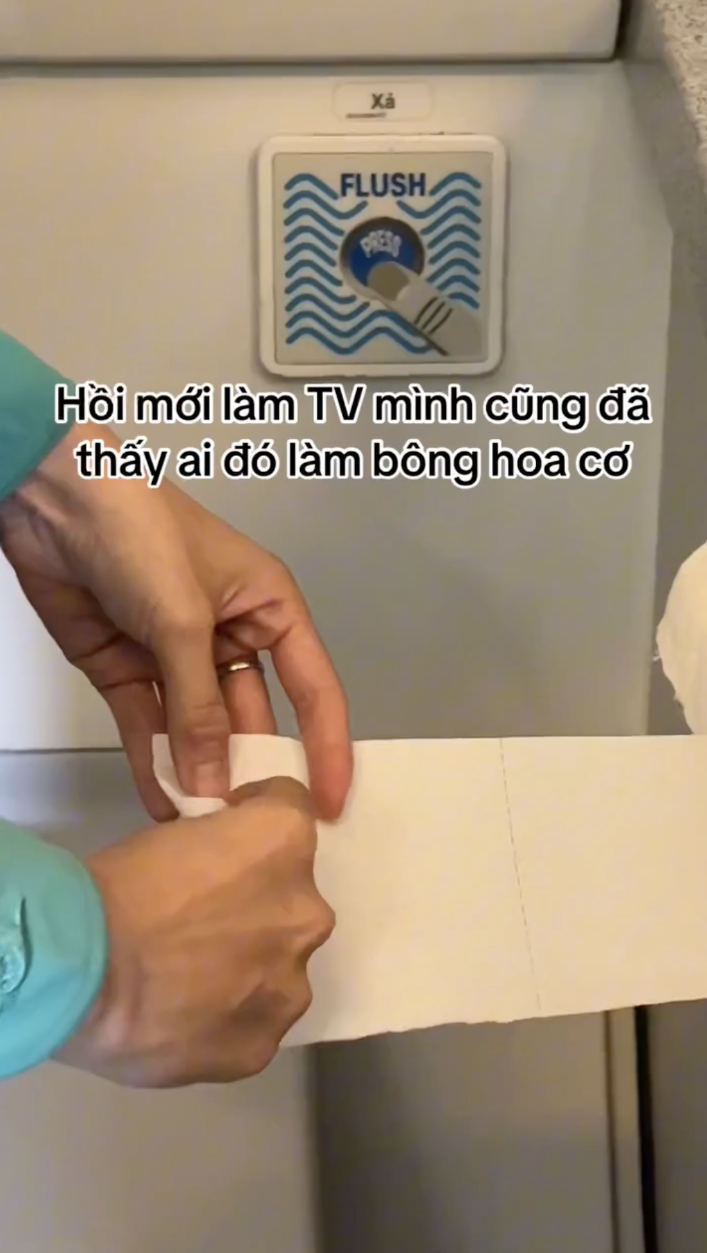 Nữ tiếp viên Vietnam Airlines làm món quà độc lạ trong buồng vệ sinh khiến ai cũng “không nỡ xài