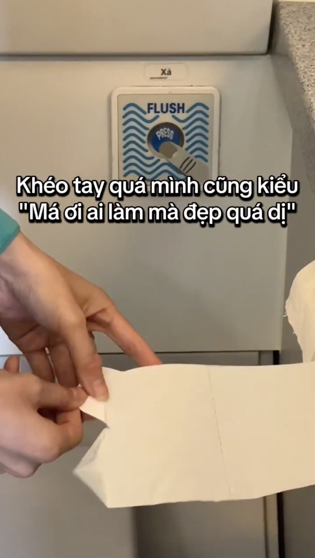 Nữ tiếp viên Vietnam Airlines làm món quà độc lạ trong buồng vệ sinh khiến ai cũng “không nỡ xài