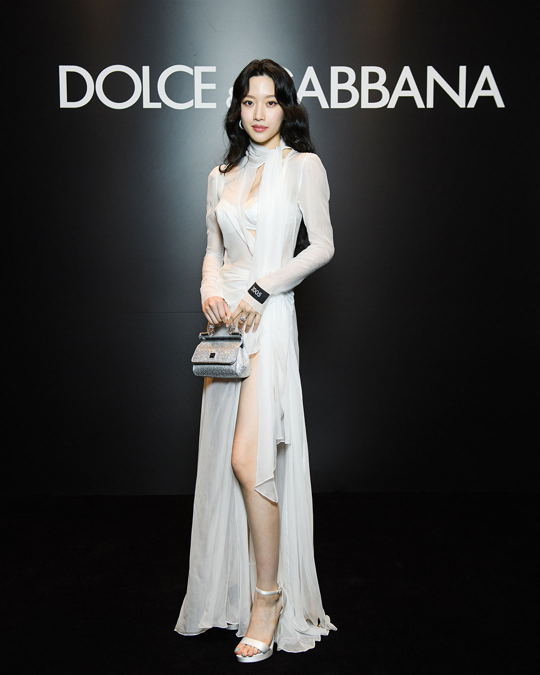 Moon Ga Young lần đầu hở bạo ra sân bay, bị dân Hàn chê tới tấp- Ảnh 1.