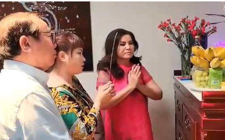 Thu Vấn đến nhà chồng cũ thắp hương xin lỗi.