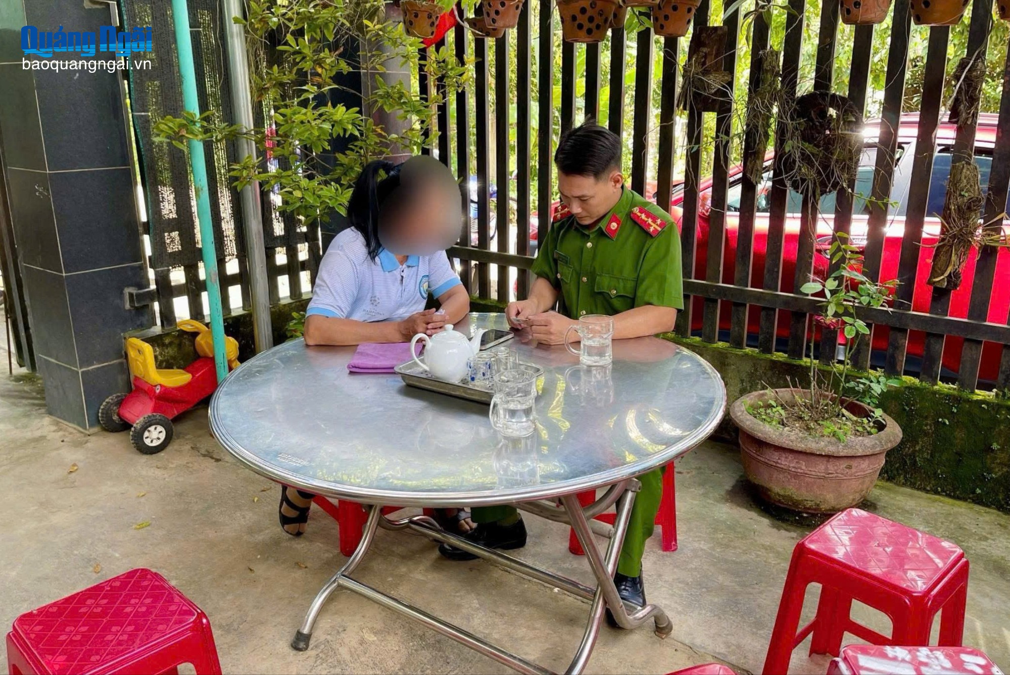 Người phụ nữ ở Quảng Ngãi đi vay tiền để chuyển cho kẻ lừa đảo, gia đình khuyên ngăn không được liền trình báo Công an- Ảnh 1.