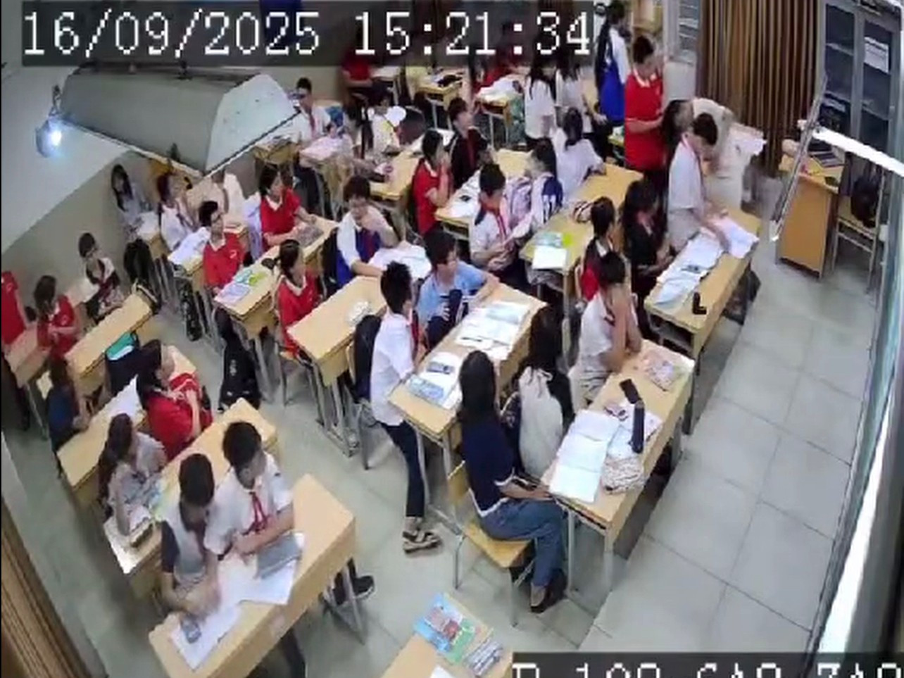 Hà Nội: Học sinh giật tóc, dúi đầu giáo viên ngay trong lớp học- Ảnh 2.