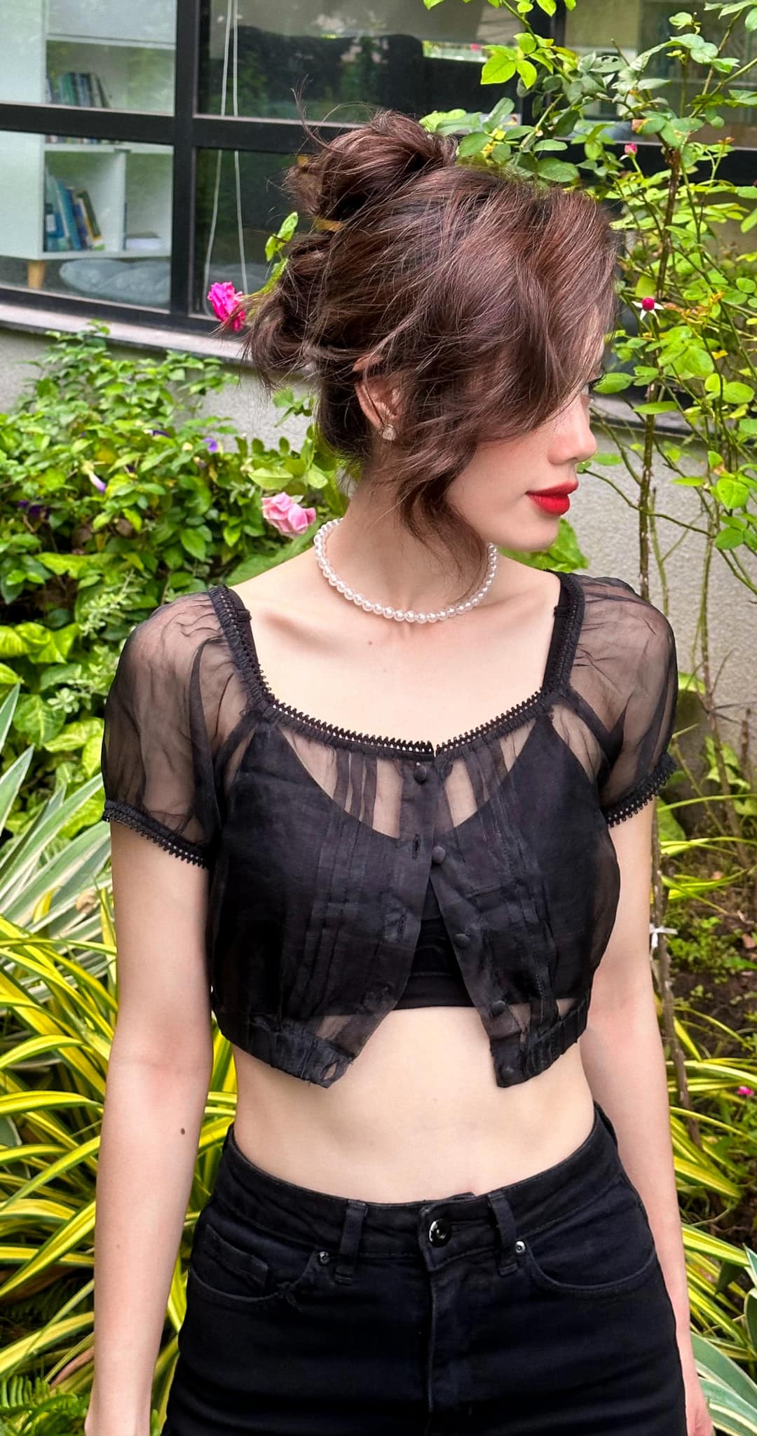 Cô tiếp viên hàng không trên 