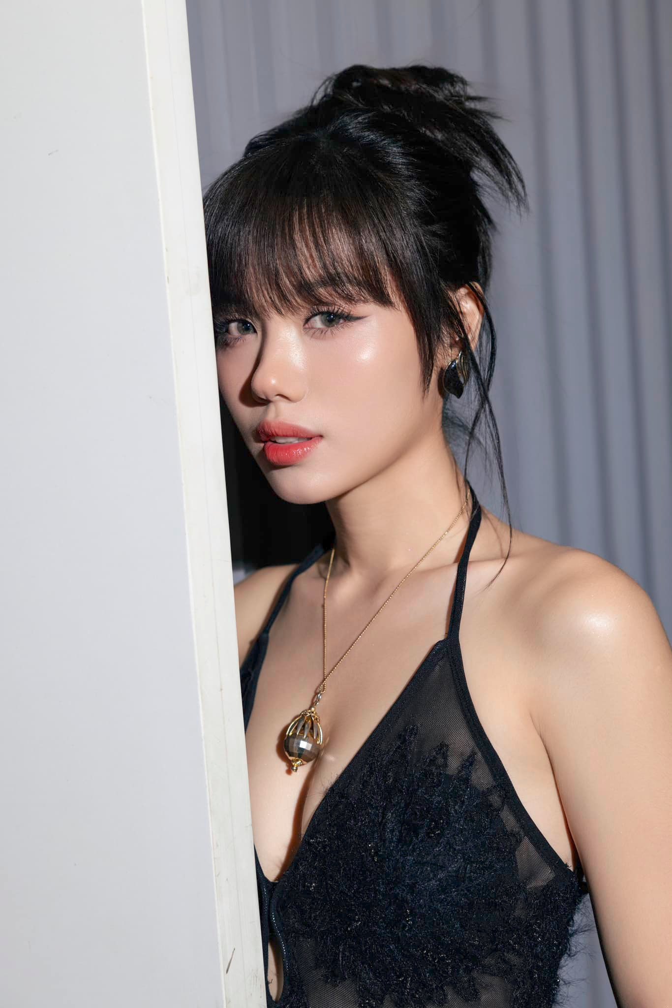 Cô tiếp viên hàng không trên 