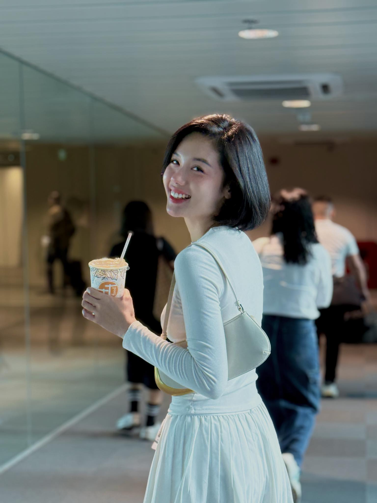 Cô tiếp viên hàng không trên 