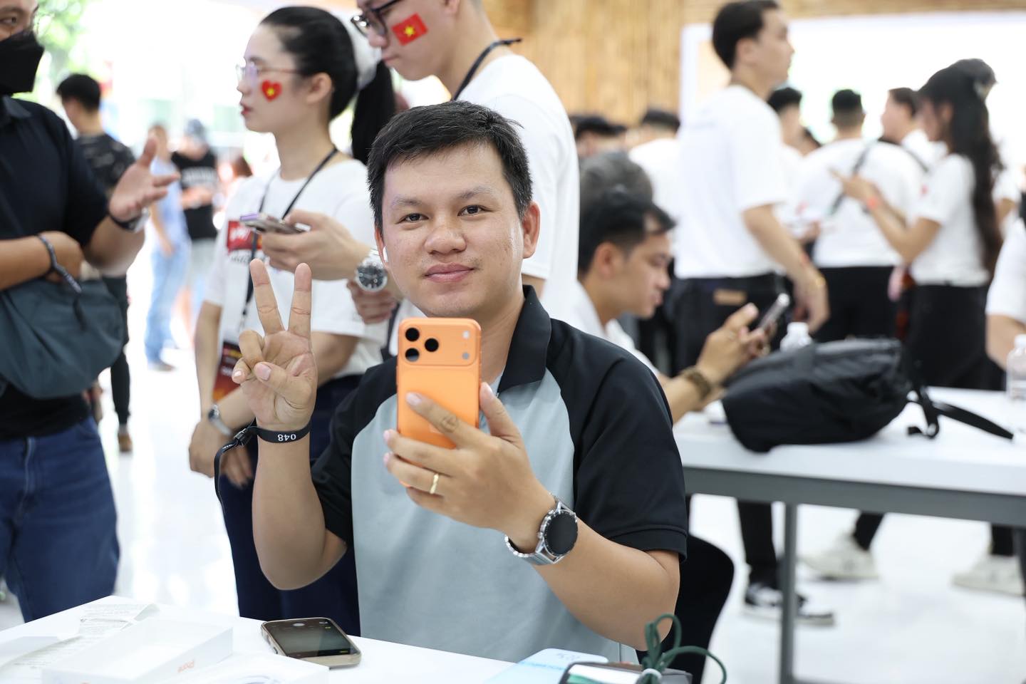 Nóng hừng hực: Các đại lý chính thức mở bán iPhone 17, hàng trăm nghìn người nhận máy- Ảnh 8.