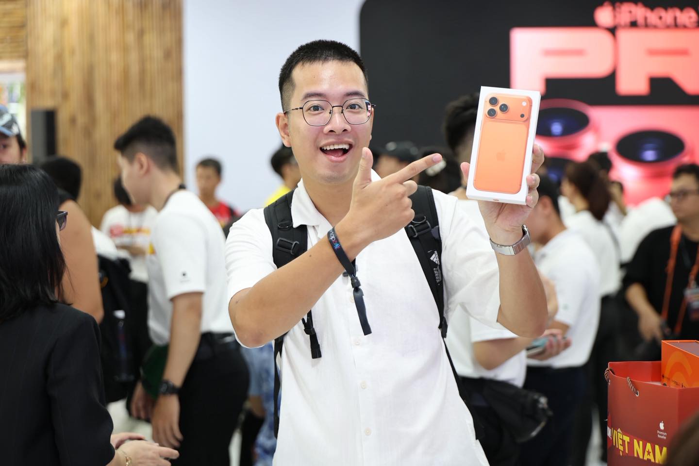 Nóng hừng hực: Các đại lý chính thức mở bán iPhone 17, hàng trăm nghìn người nhận máy- Ảnh 7.