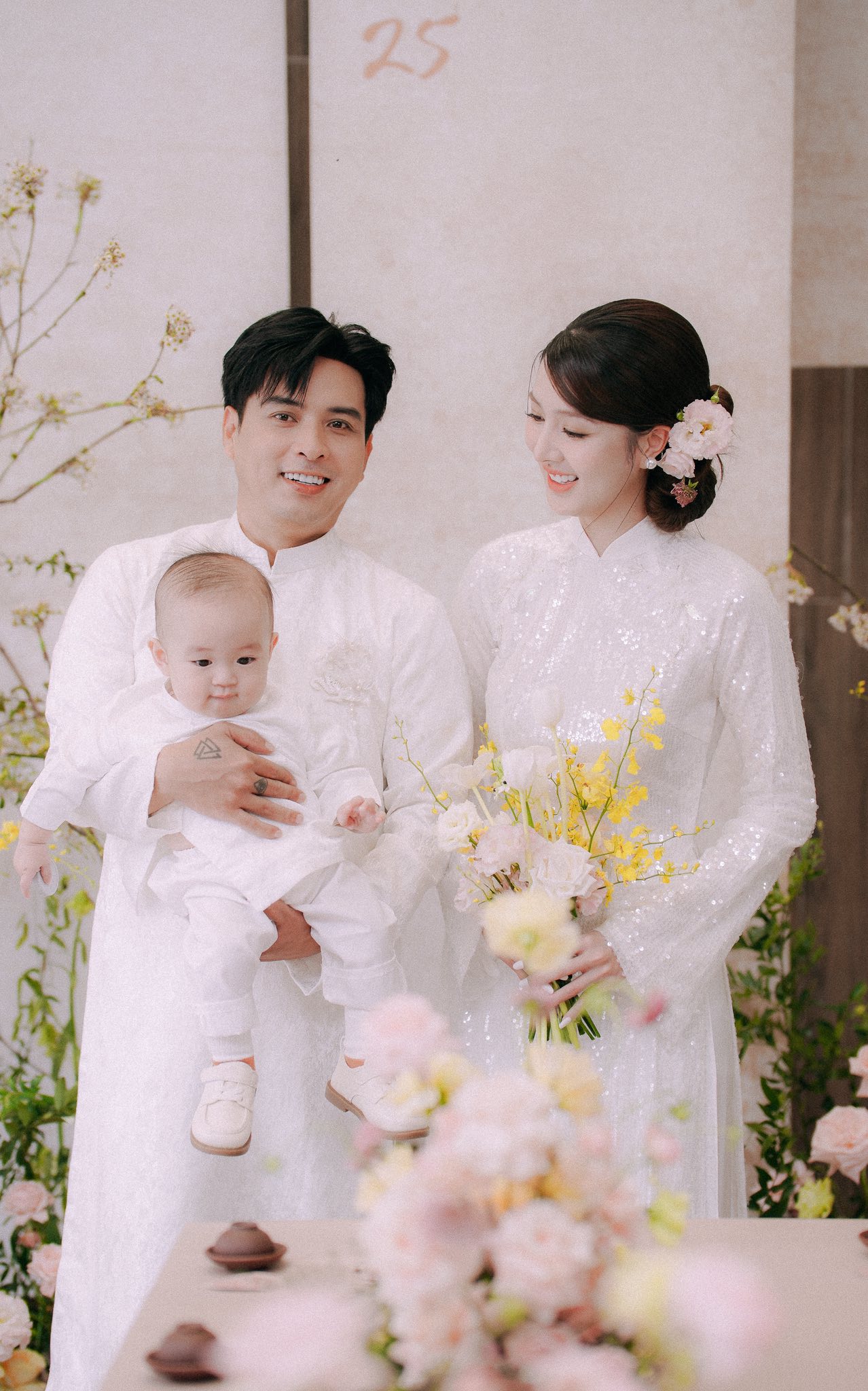 Hôn lễ Hồ Quang Hiếu sáng nay: Visual cô dâu quá xinh, cặp đôi làm 1 điều chưa từng có trong tiền lệ Vbiz!- Ảnh 5.