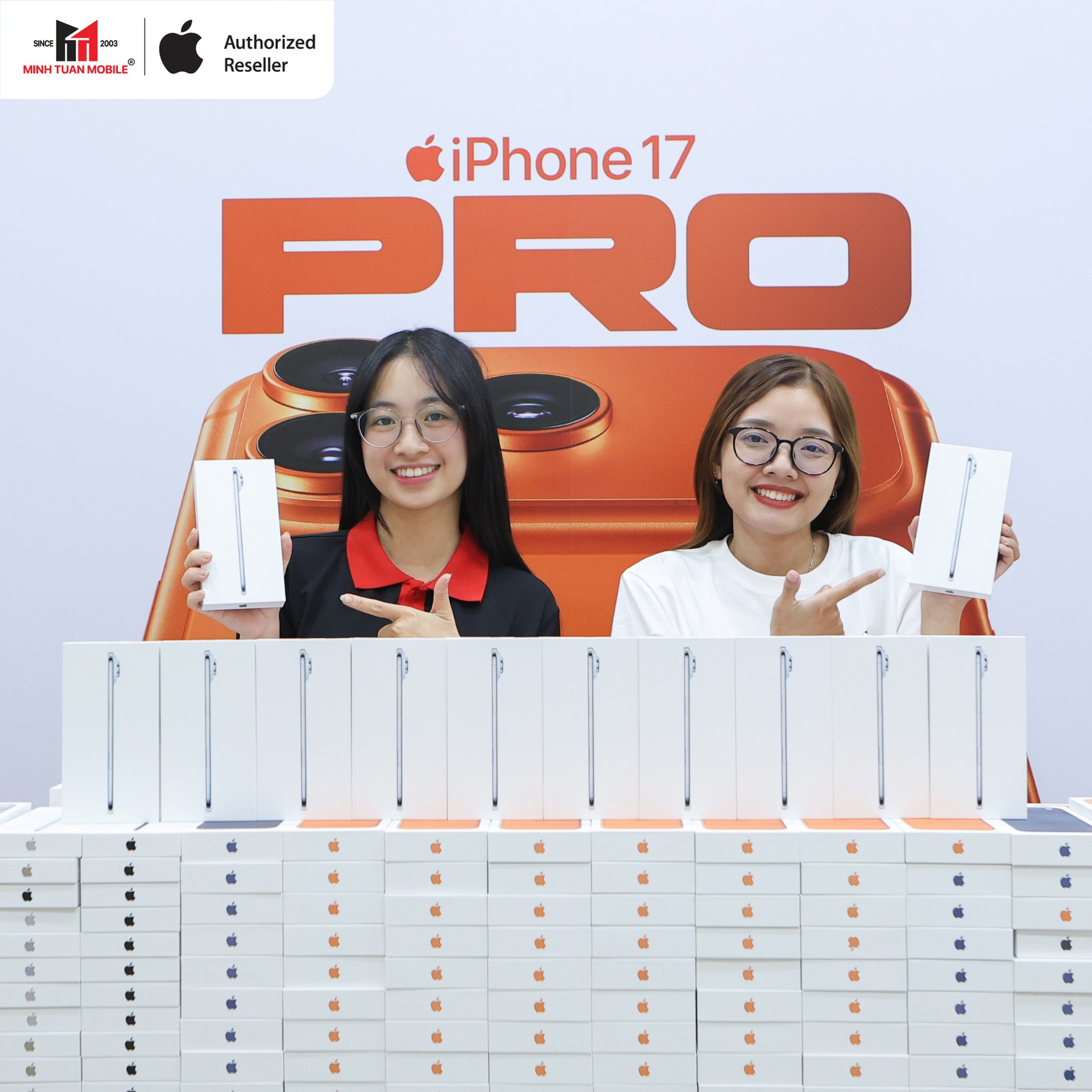 Nóng hừng hực: Các đại lý chính thức mở bán iPhone 17, hàng trăm nghìn người nhận máy- Ảnh 6.
