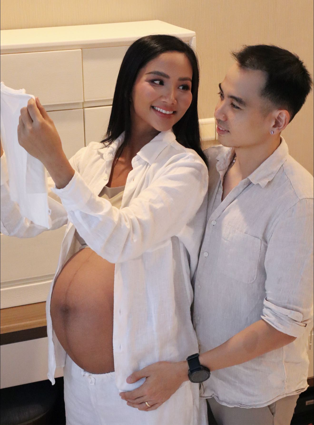 Hoa hậu H'Hen Niê cuối thai kỳ: Visual vẫn nét căng, chồng có hành động top 1 