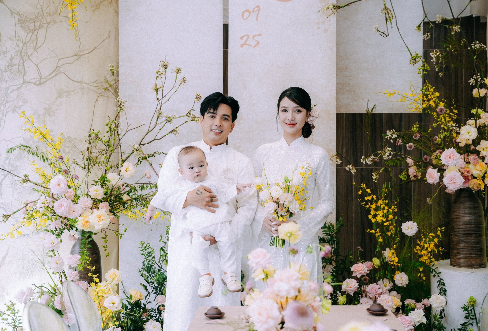 Hôn lễ Hồ Quang Hiếu sáng nay: Visual cô dâu quá xinh, cặp đôi làm 1 điều chưa từng có trong tiền lệ Vbiz!- Ảnh 4.
