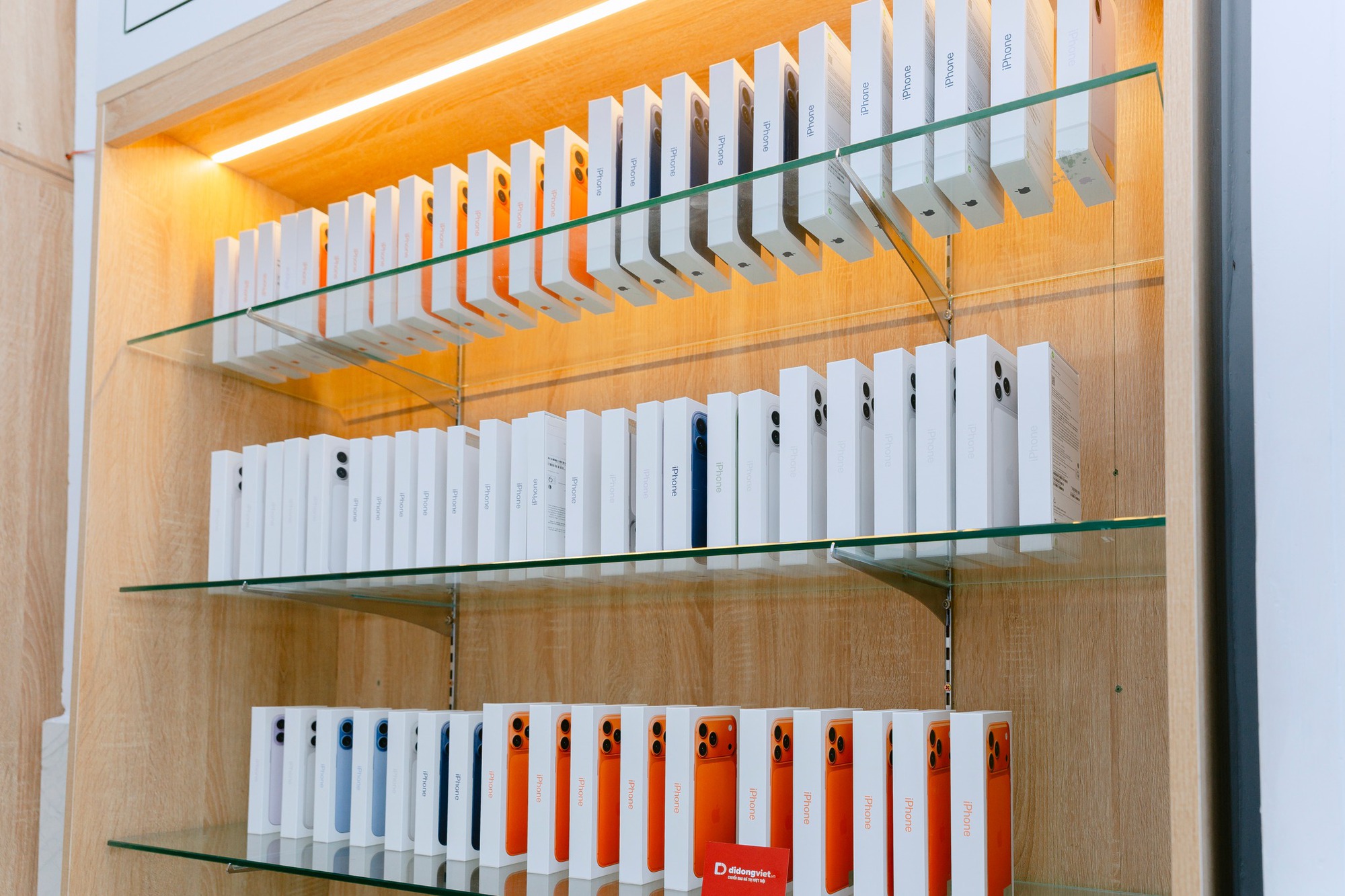 Nóng hừng hực: Các đại lý chính thức mở bán iPhone 17, hàng trăm nghìn người nhận máy- Ảnh 2.