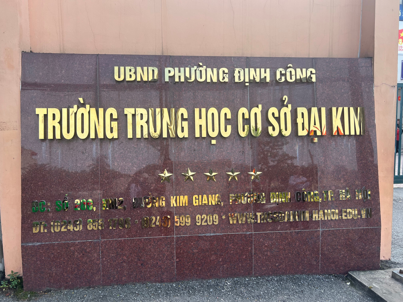 Hà Nội: Học sinh giật tóc, dúi đầu giáo viên ngay trong lớp học- Ảnh 1.