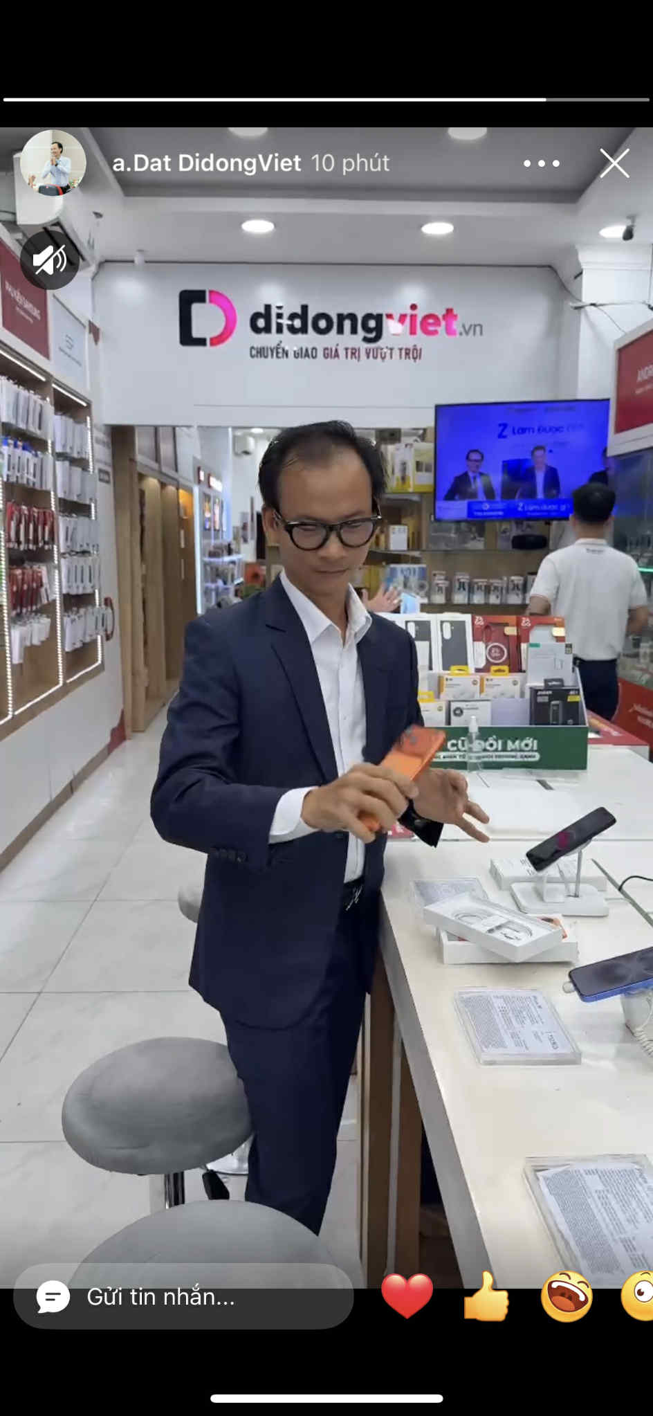 Nóng hừng hực: Các đại lý chính thức mở bán iPhone 17, hàng trăm nghìn người nhận máy- Ảnh 4.