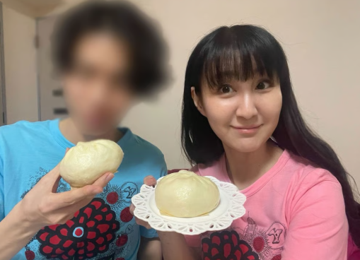 SỐC - Người phụ nữ 63 tuổi kết hôn với chàng trai 31 tuổi, hơn mẹ chồng 6 tuổi nhưng vẫn được gọi là “công chúa”- Ảnh 1.