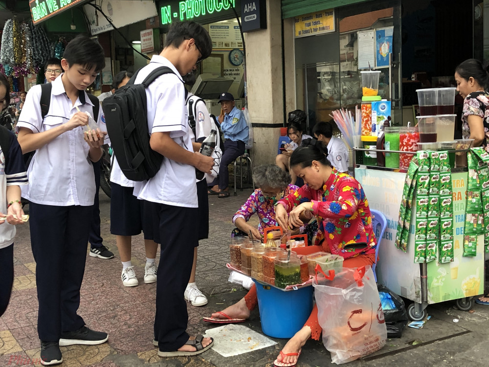 5 món ăn vặt "tủ" của học trò miền Tây, ăn một lần nhớ cả đời- Ảnh 1.