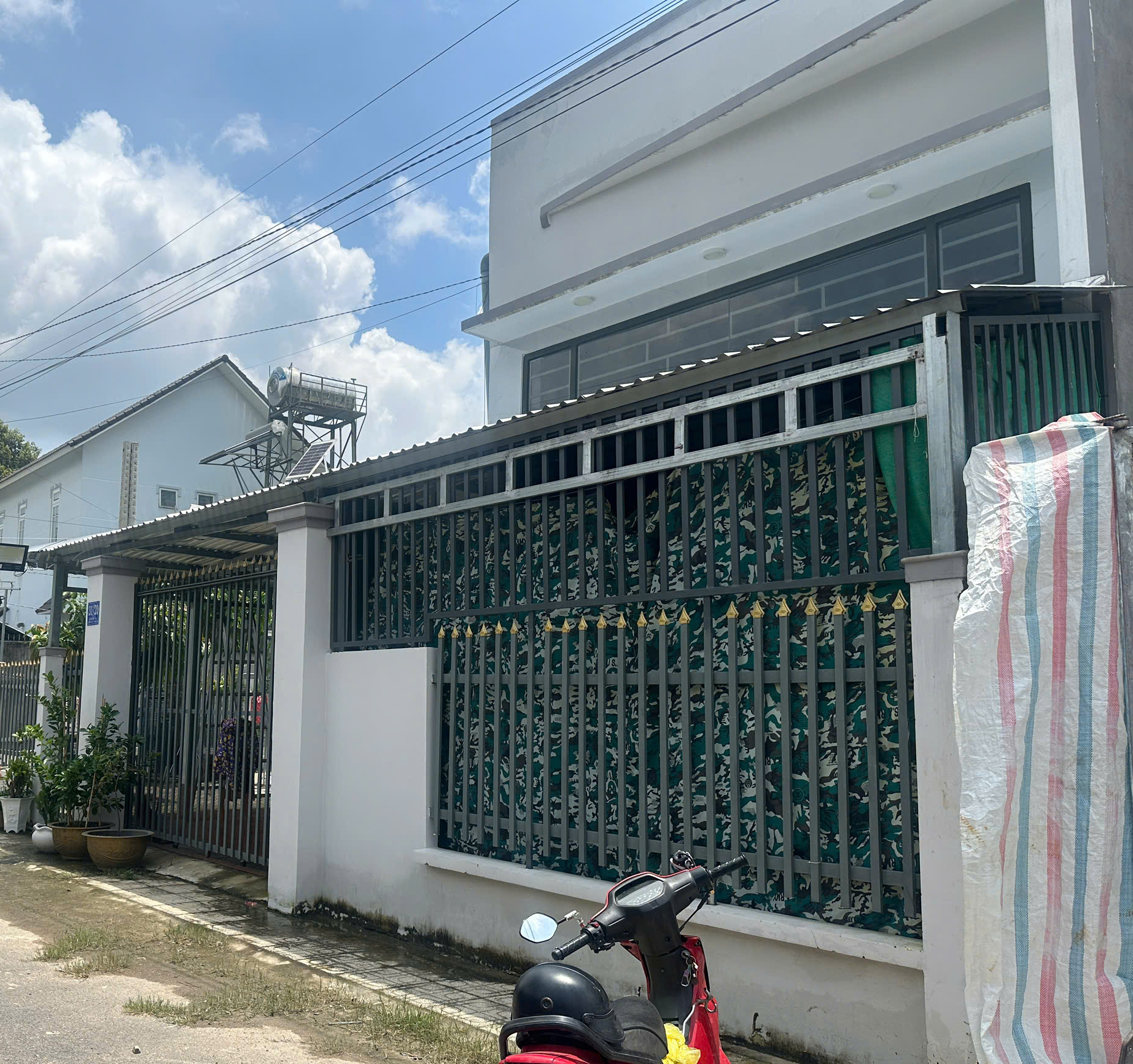 Người phụ nữ ở TP HCM mệt mỏi vì bị hàng xóm xây nhầm nhà trên đất của mình- Ảnh 1.