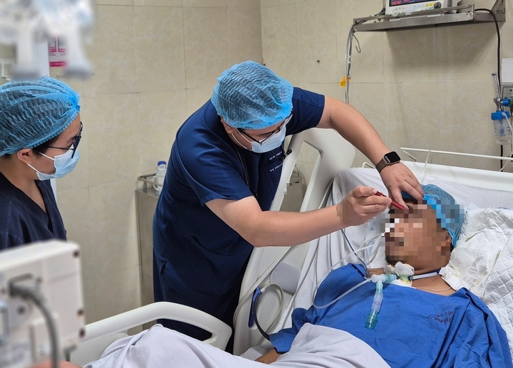 Thứ trưởng Bộ Y tế cứu người gặp tai nạn trên cầu Nhật Tân- Ảnh 1.