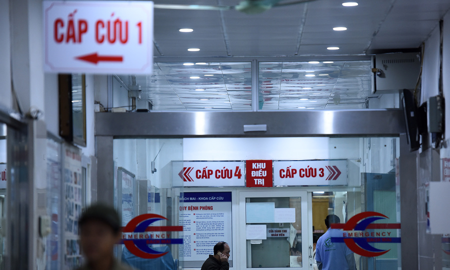 Cô gái trẻ ở Hưng Yên nhập viện cấp cứu vì thường xuyên thức khuya lướt điện thoại- Ảnh 1.