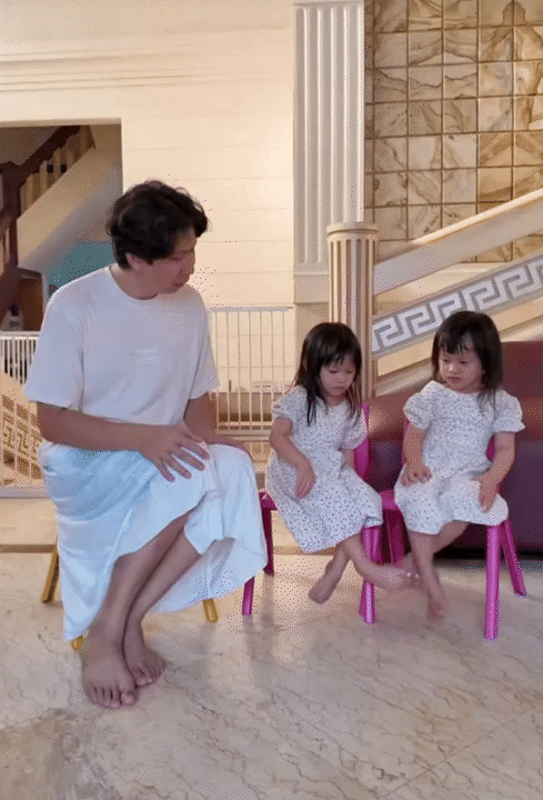 Ông bố trẻ chuyên mặc váy, dạy 3 "gái rượu" cách đi đứng nói cười duyên dáng: Loạt clip triệu view khiến dân mạng tan chảy- Ảnh 8.