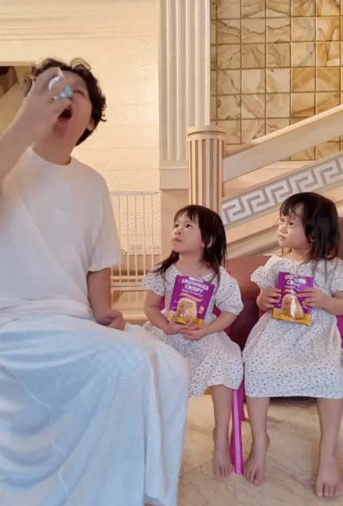 Ông bố trẻ chuyên mặc váy, dạy 3 "gái rượu" cách đi đứng nói cười duyên dáng: Loạt clip triệu view khiến dân mạng tan chảy- Ảnh 12.