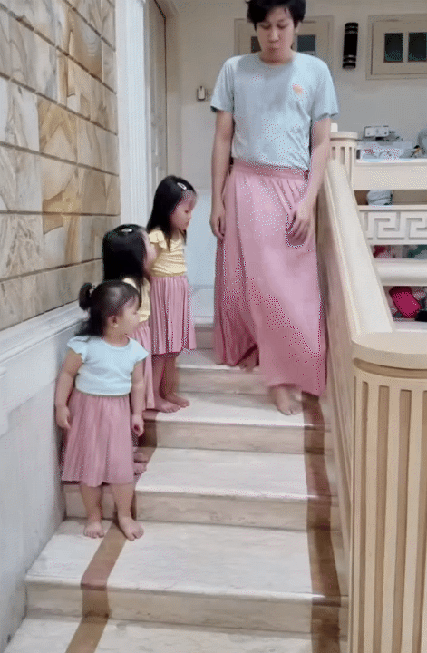 Ông bố trẻ chuyên mặc váy, dạy 3 "gái rượu" cách đi đứng nói cười duyên dáng: Loạt clip triệu view khiến dân mạng tan chảy- Ảnh 1.
