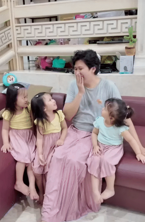 Ông bố trẻ chuyên mặc váy, dạy 3 "gái rượu" cách đi đứng nói cười duyên dáng: Loạt clip triệu view khiến dân mạng tan chảy- Ảnh 4.