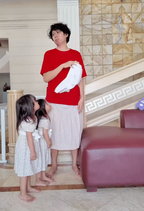 Ông bố trẻ chuyên mặc váy, dạy 3 "gái rượu" cách đi đứng nói cười duyên dáng: Loạt clip triệu view khiến dân mạng tan chảy- Ảnh 14.