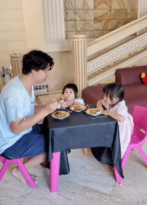 Ông bố trẻ chuyên mặc váy, dạy 3 "gái rượu" cách đi đứng nói cười duyên dáng: Loạt clip triệu view khiến dân mạng tan chảy- Ảnh 17.
