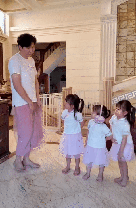 Ông bố trẻ chuyên mặc váy, dạy 3 "gái rượu" cách đi đứng nói cười duyên dáng: Loạt clip triệu view khiến dân mạng tan chảy- Ảnh 10.