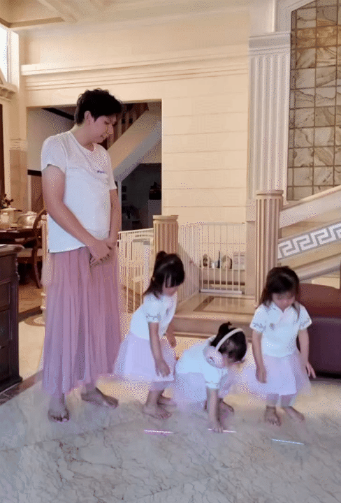 Ông bố trẻ chuyên mặc váy, dạy 3 "gái rượu" cách đi đứng nói cười duyên dáng: Loạt clip triệu view khiến dân mạng tan chảy- Ảnh 11.