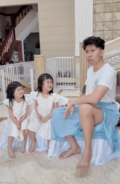 Ông bố trẻ chuyên mặc váy, dạy 3 "gái rượu" cách đi đứng nói cười duyên dáng: Loạt clip triệu view khiến dân mạng tan chảy- Ảnh 5.