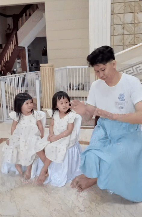 Ông bố trẻ chuyên mặc váy, dạy 3 "gái rượu" cách đi đứng nói cười duyên dáng: Loạt clip triệu view khiến dân mạng tan chảy- Ảnh 6.