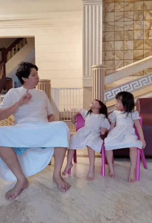 Ông bố trẻ chuyên mặc váy, dạy 3 "gái rượu" cách đi đứng nói cười duyên dáng: Loạt clip triệu view khiến dân mạng tan chảy- Ảnh 7.