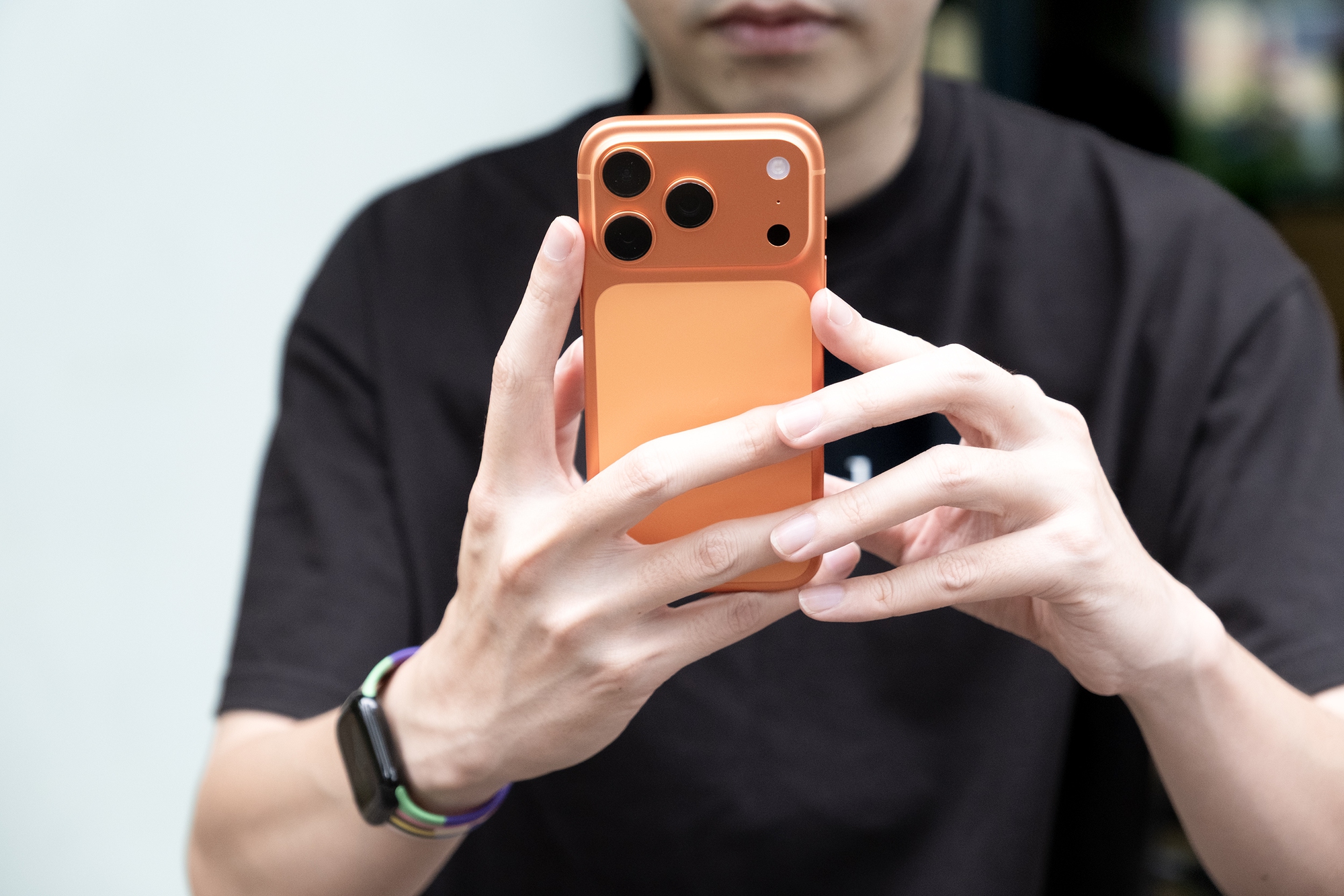 Đây là ảnh thực tế iPhone 17 Pro đang "cháy hàng" tại Việt Nam, phiên bản màu Cam Vũ Trụ đẹp lạ mắt- Ảnh 5.