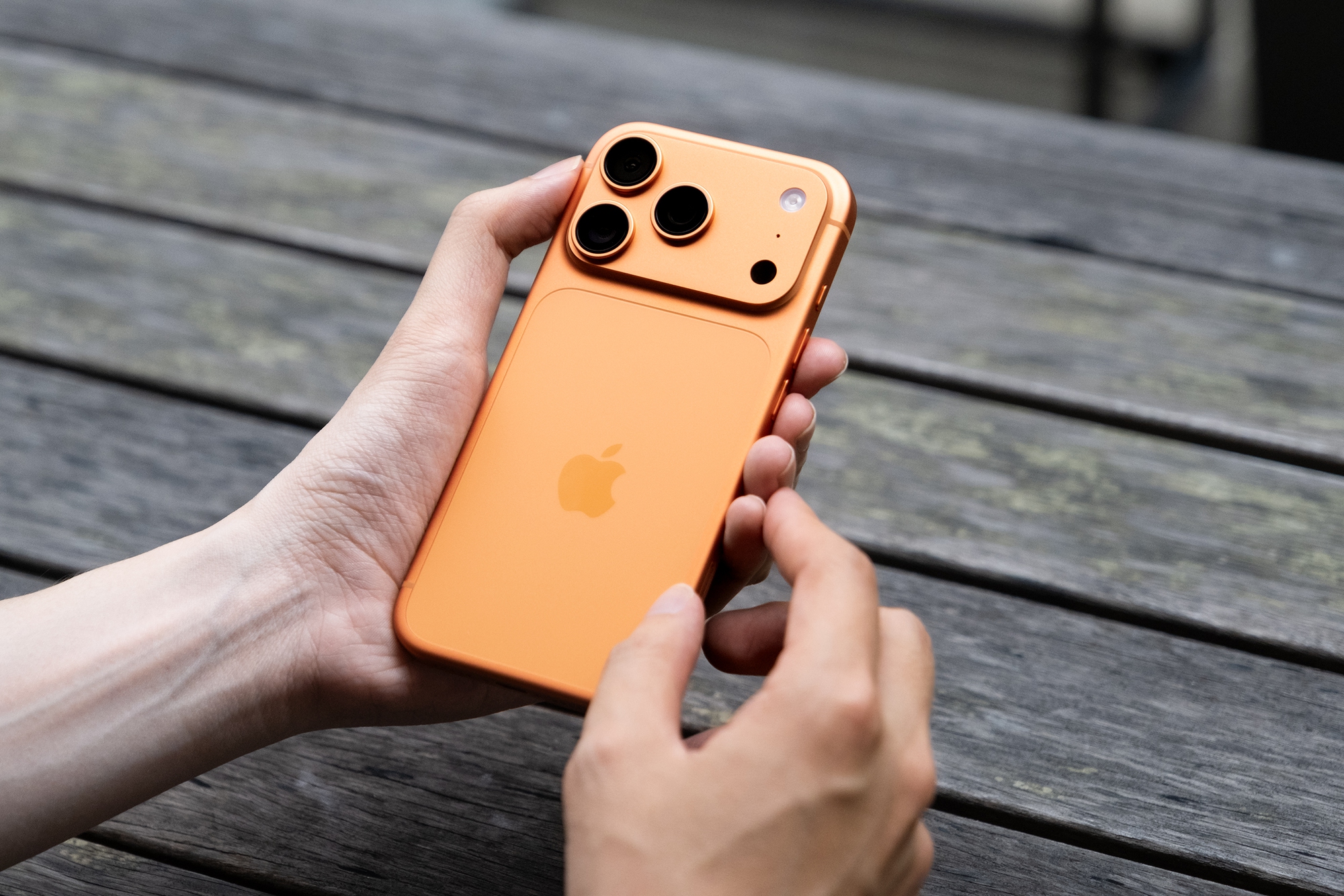 Đây là ảnh thực tế iPhone 17 Pro đang "cháy hàng" tại Việt Nam, phiên bản màu Cam Vũ Trụ đẹp lạ mắt- Ảnh 4.