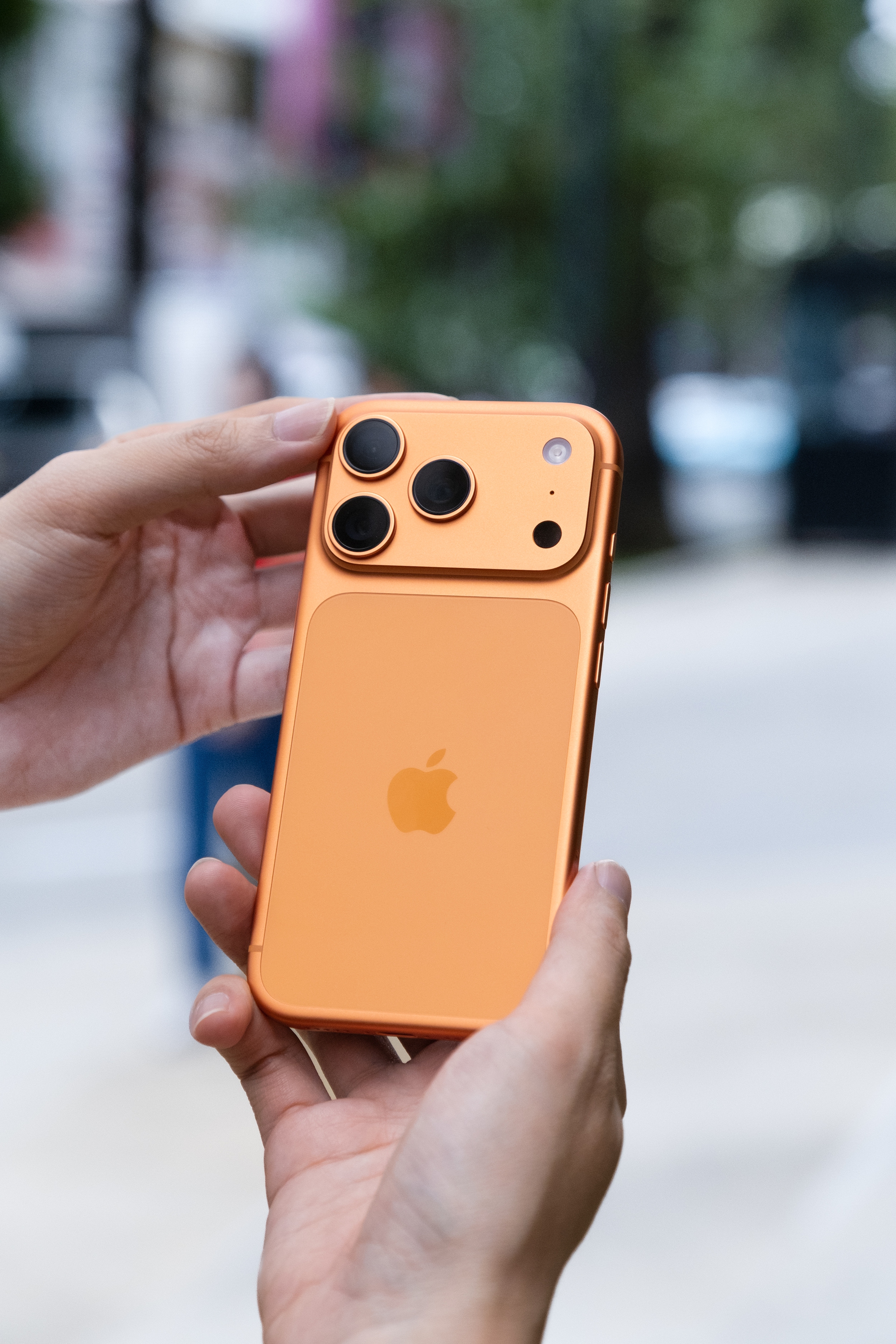 Đây là ảnh thực tế iPhone 17 Pro đang "cháy hàng" tại Việt Nam, phiên bản màu Cam Vũ Trụ đẹp lạ mắt- Ảnh 8.