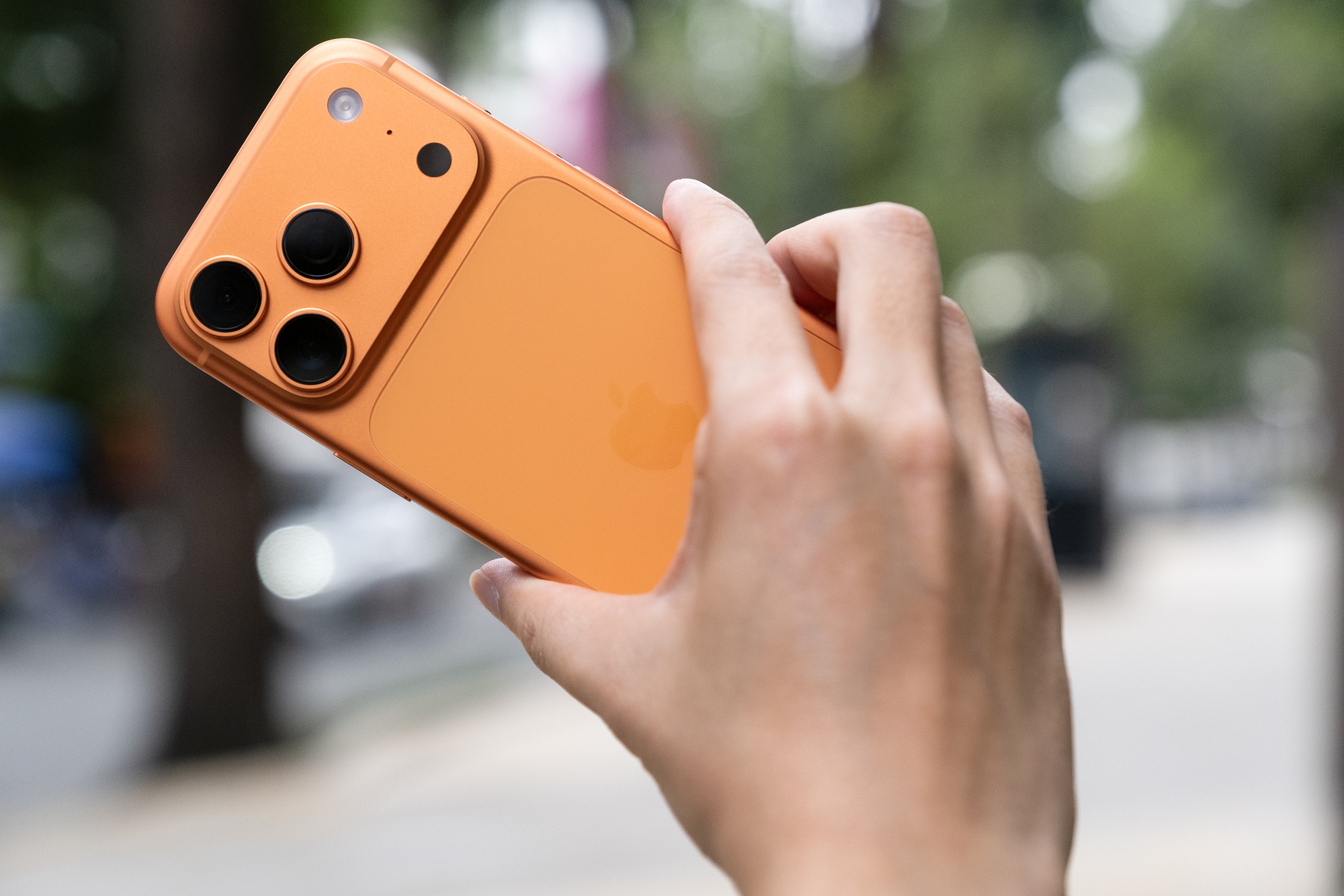 Đây là ảnh thực tế iPhone 17 Pro đang "cháy hàng" tại Việt Nam, phiên bản màu Cam Vũ Trụ đẹp lạ mắt- Ảnh 11.