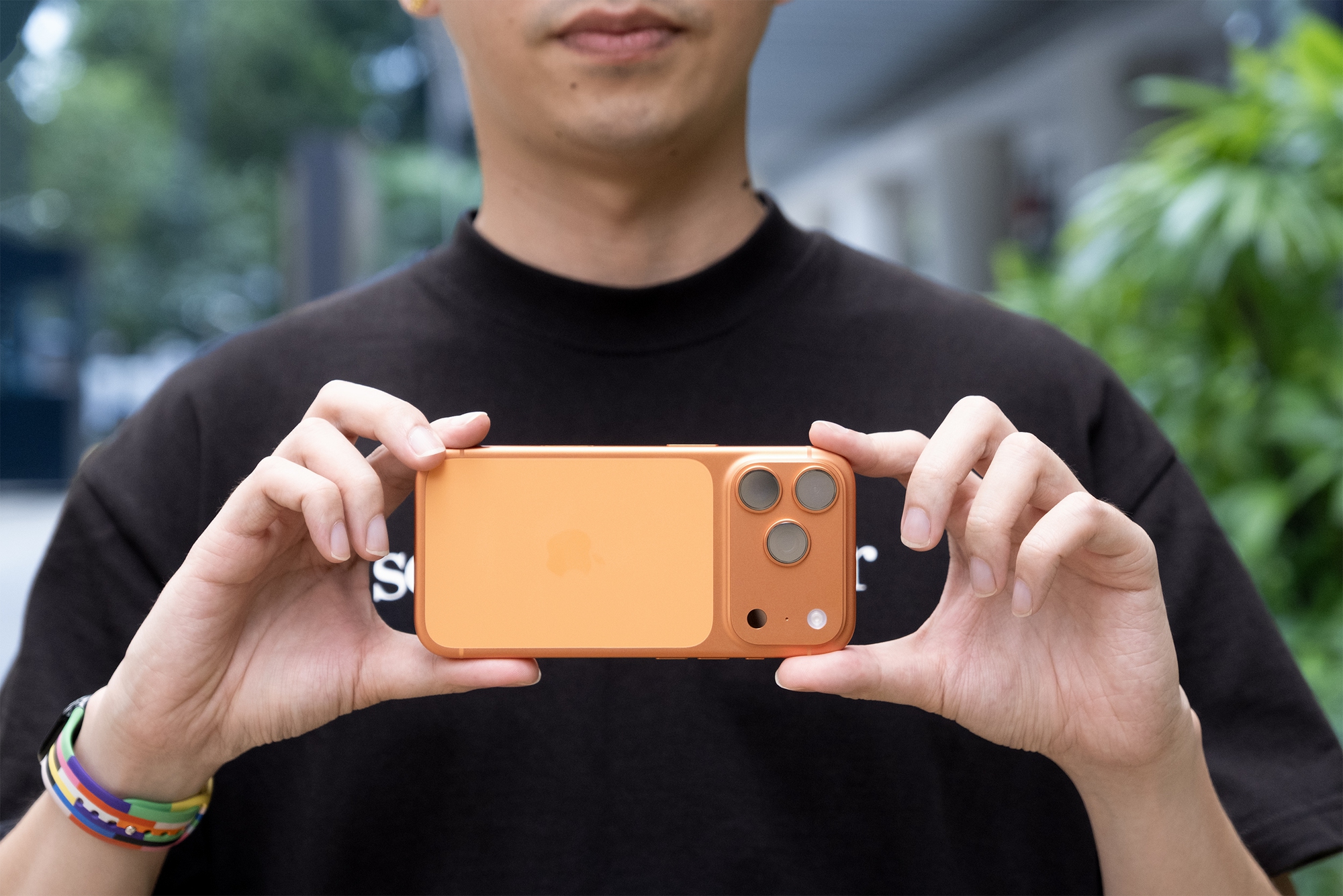 Đây là ảnh thực tế iPhone 17 Pro đang "cháy hàng" tại Việt Nam, phiên bản màu Cam Vũ Trụ đẹp lạ mắt- Ảnh 9.