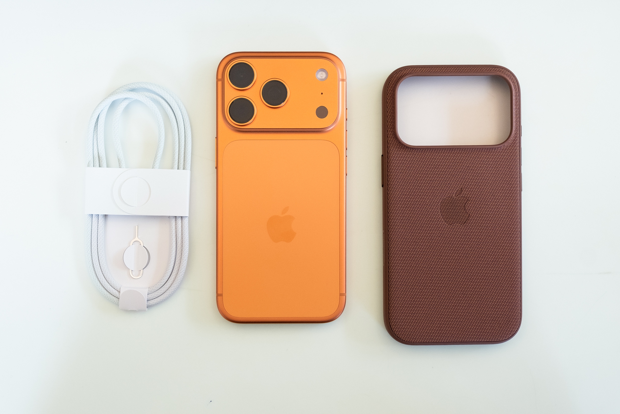 Đây là ảnh thực tế iPhone 17 Pro đang "cháy hàng" tại Việt Nam, phiên bản màu Cam Vũ Trụ đẹp lạ mắt- Ảnh 2.