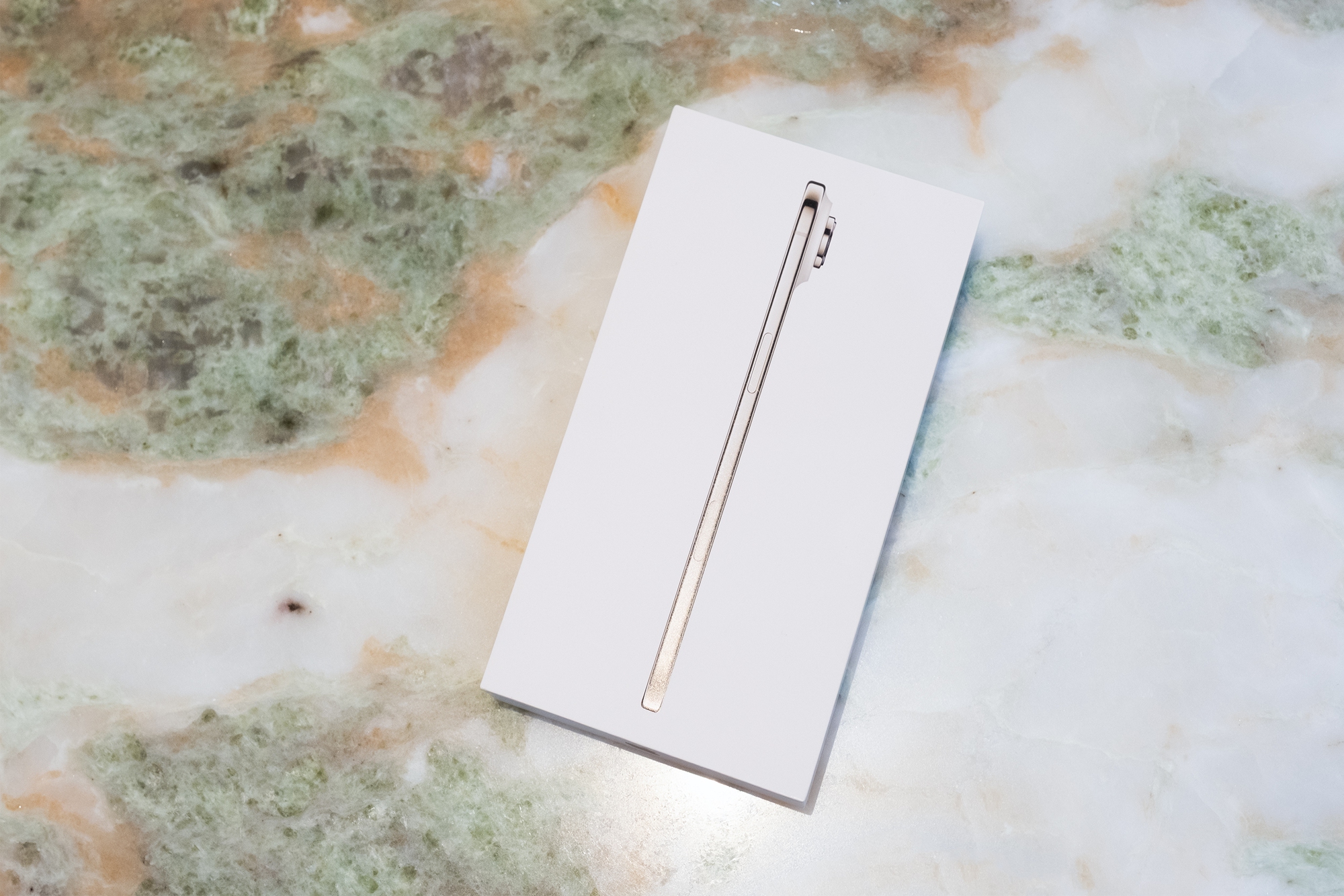 Mở hộp chiếc iPhone mỏng nhất thế giới vừa mở bán chính hãng tại Việt Nam- Ảnh 1.