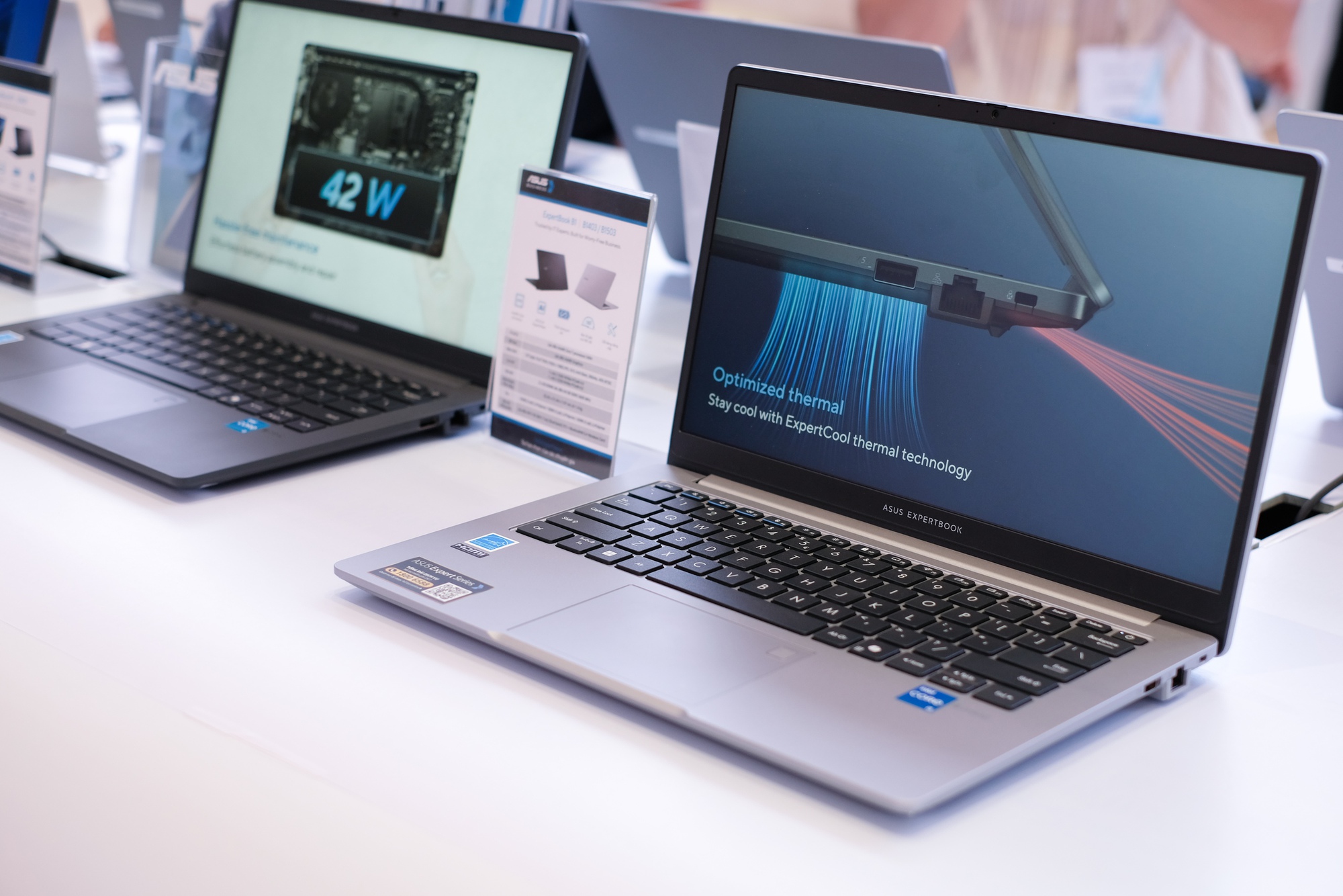 ASUS ra mắt dòng laptop mới: Siêu bền, bảo mật tốt, tích hợp AI- Ảnh 3.