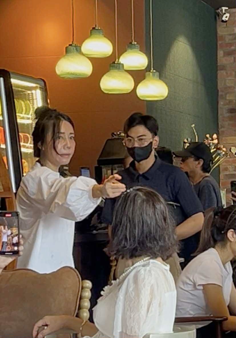 Chân dung người mẹ mời “tổng tài” ra khỏi quán cà phê: Khí chất này mới thật sự là tổng tài- Ảnh 1.