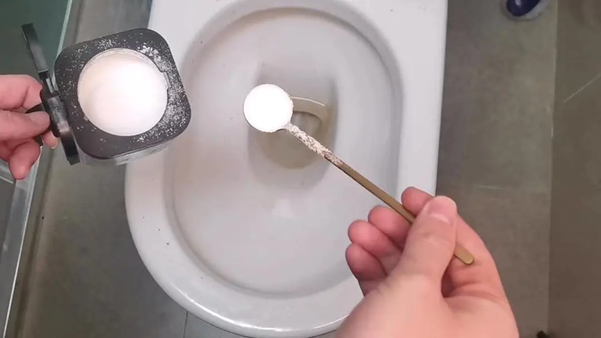 Rắc một nắm muối vào bồn cầu, hiệu quả "vàng mười" khiến nhiều người bất ngờ- Ảnh 1.