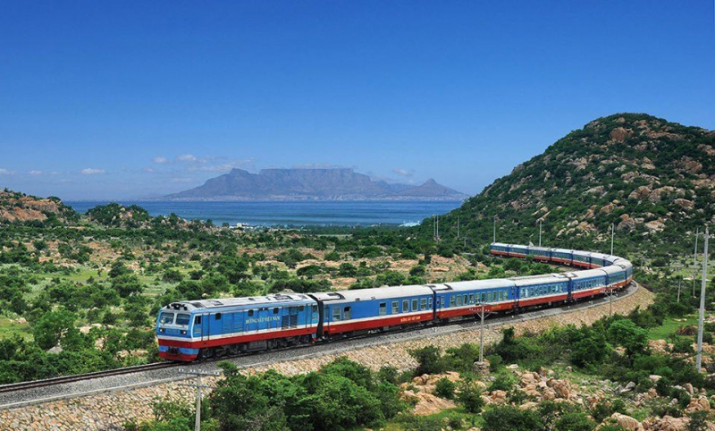 Chuyến tàu đi hơn 40km, mất hơn 1 giờ đồng hồ, giá vé chỉ 55.000 đồng: Rất tiện nhưng nhiều người chưa biết- Ảnh 1.
