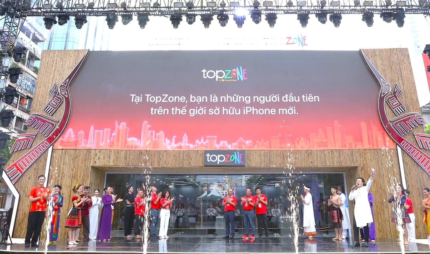 Sự kiện giao iPhone mới lớn bậc nhất Việt Nam: Nụ cười của những chủ nhân đầu tiên- Ảnh 1.