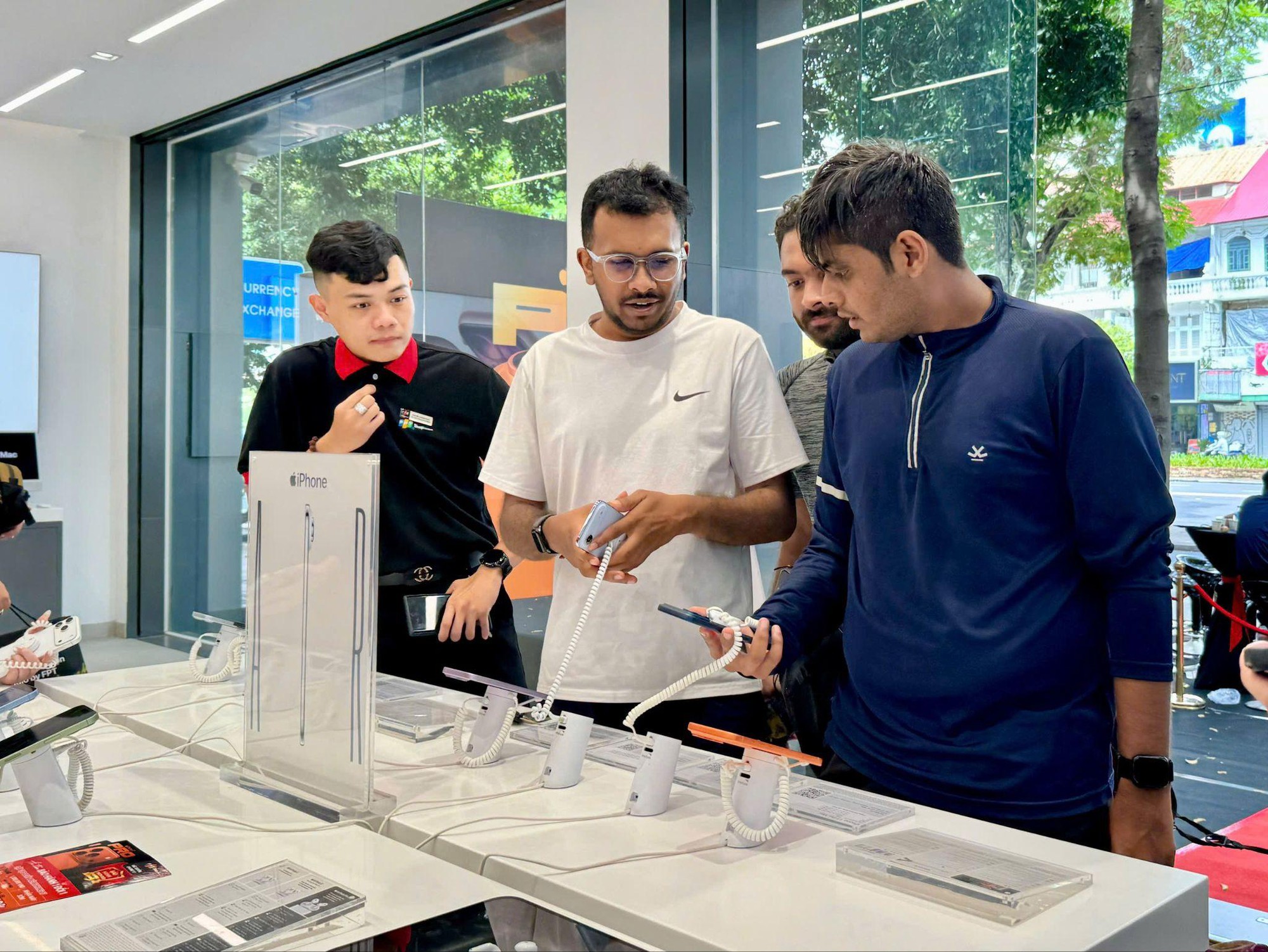 Mua ngay iPhone 17 và iPhone Air tại FPT Shop với ưu đãi lên đến 8 triệu đồng, bảo hành đến 17 tháng- Ảnh 3.